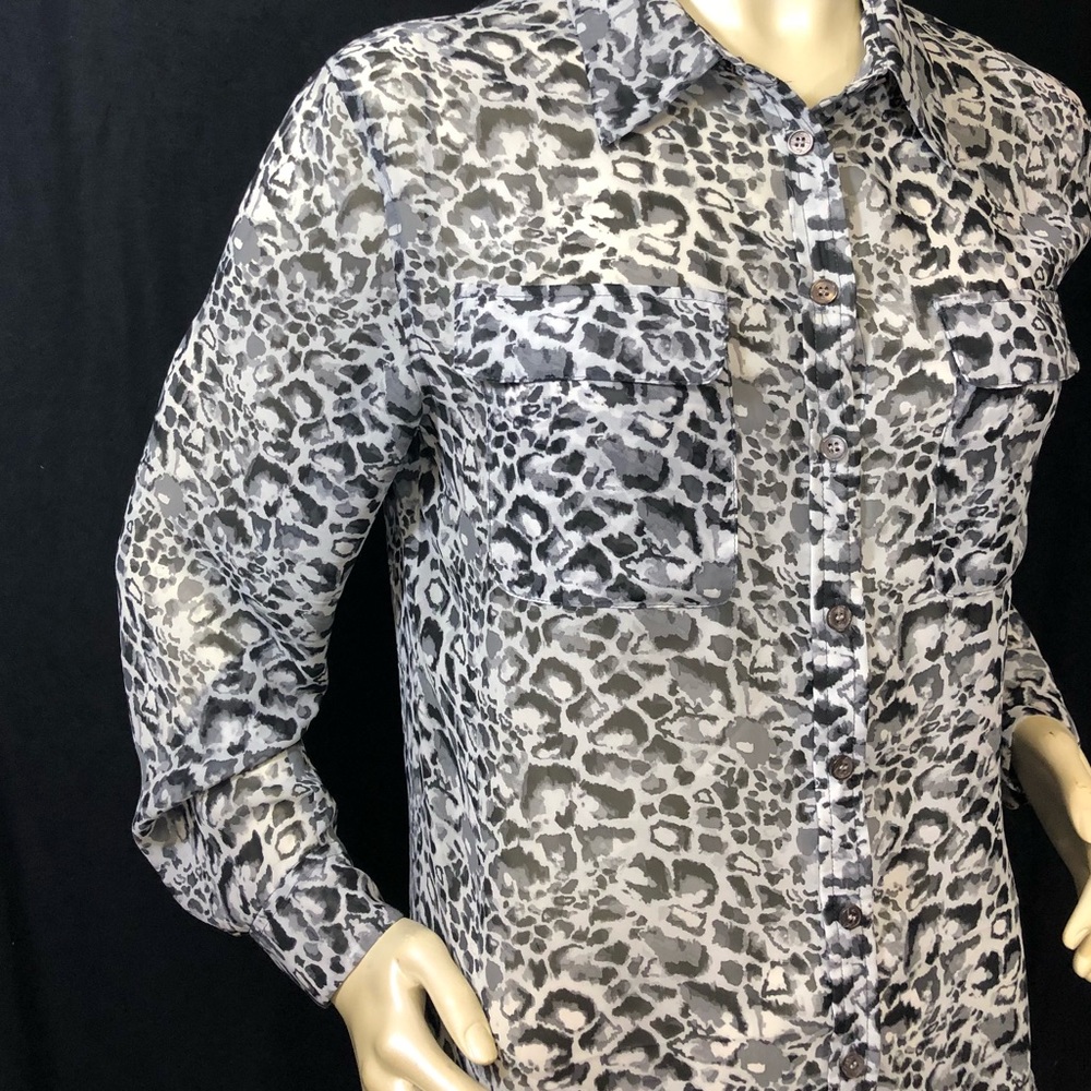 Vince Camuto button down blouse - Picture 3 of 6