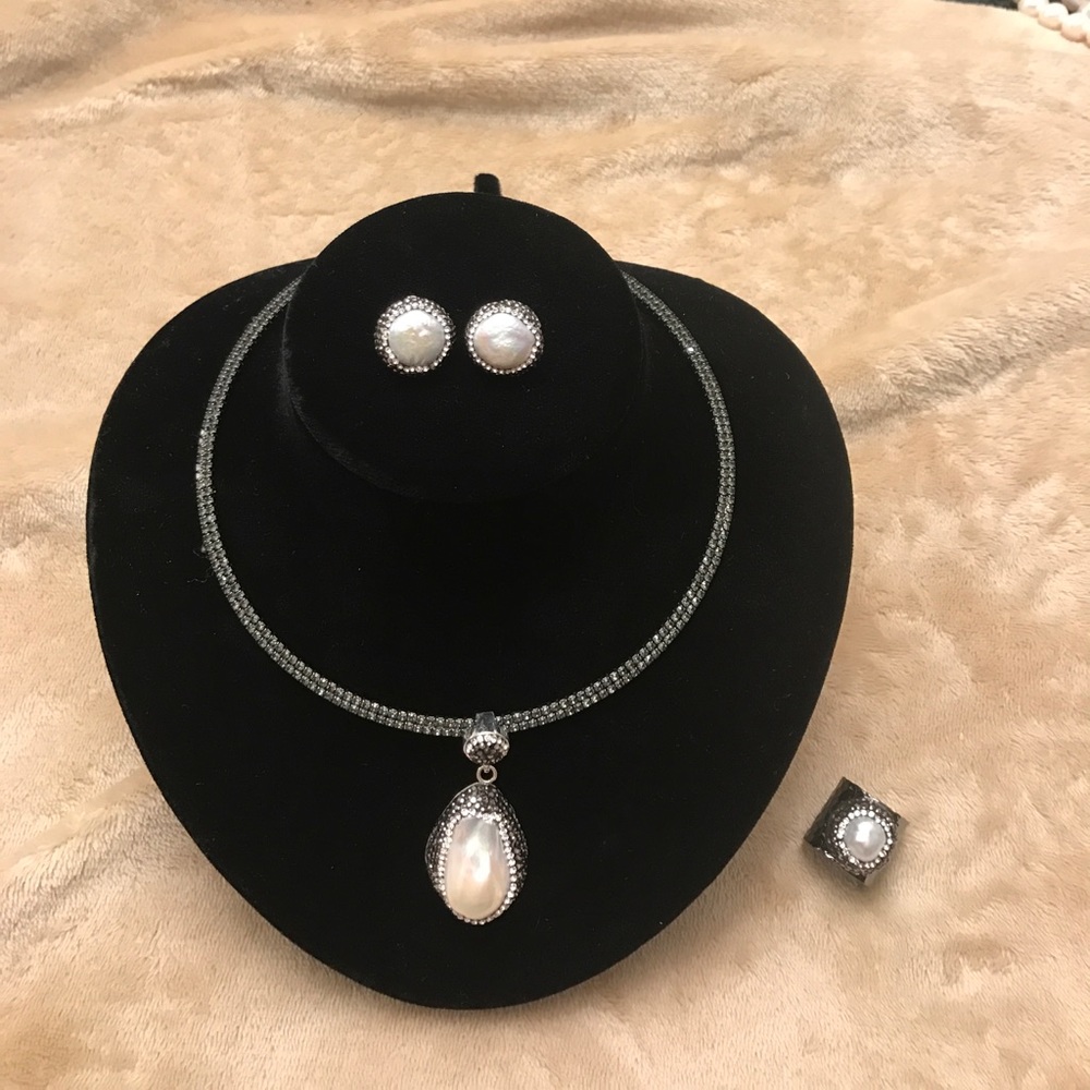 Beautiful pearl set