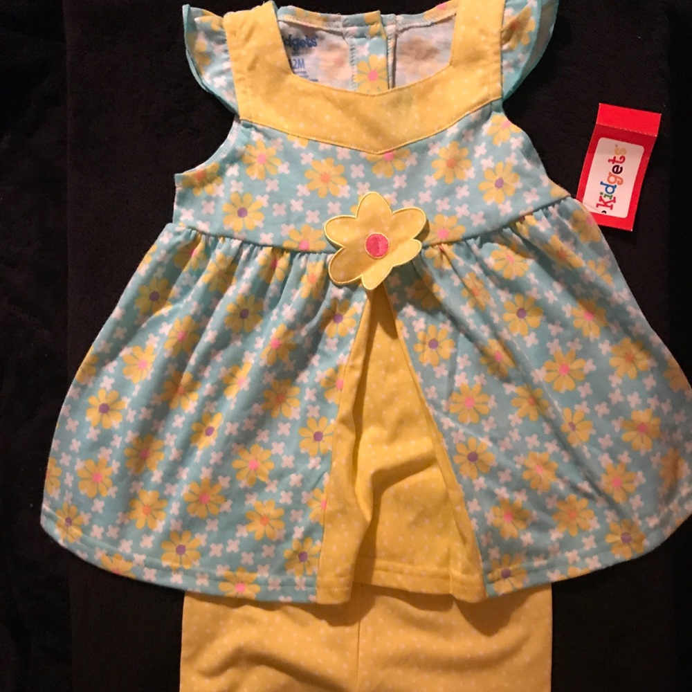 NWT Kidgets 2 Piece Outfit, Size 12 Months!