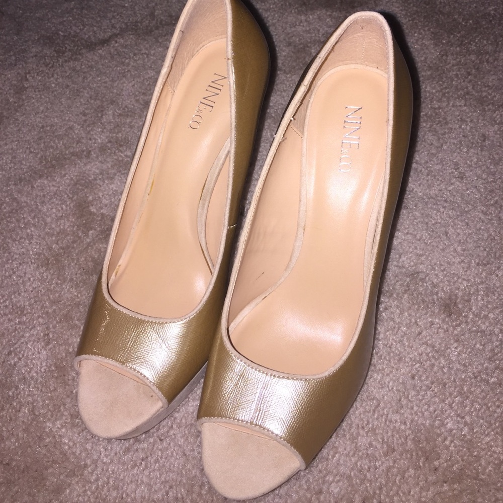 Nude/Gold Heels