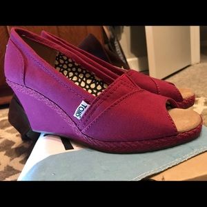 TOMS Canvas Wedge peep toe in deep cranberry-new