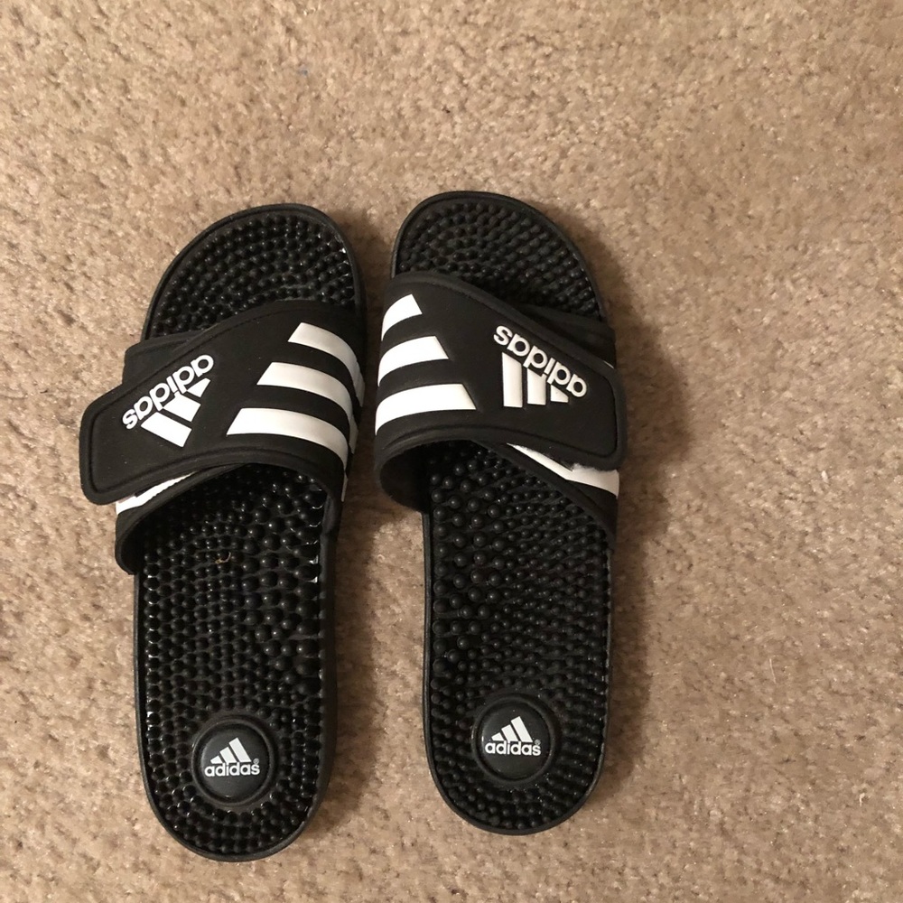ADIDAS SLIDES