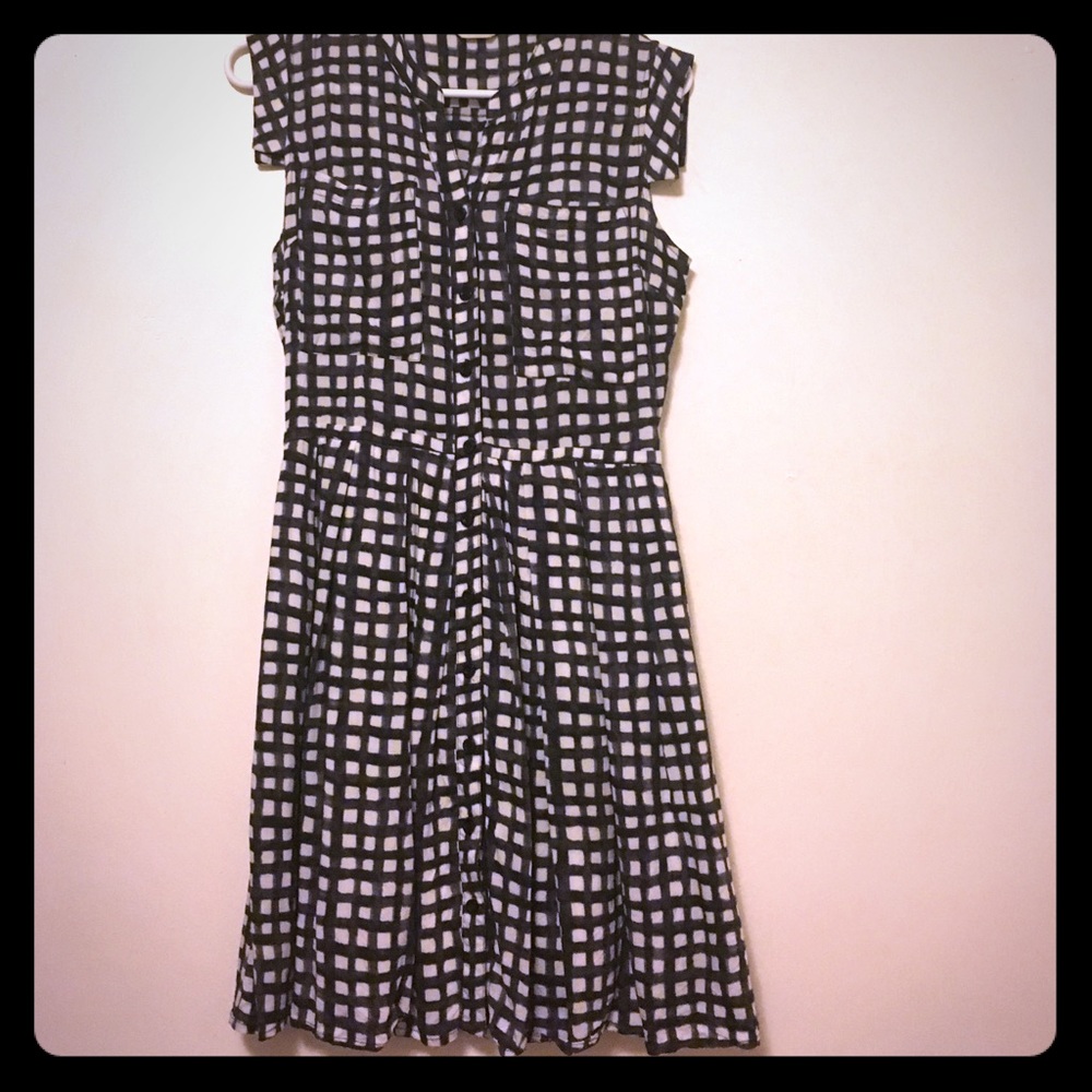 11-1-TYLHO Black and White dress