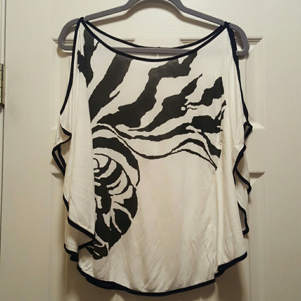 Creamy white & black flowy top!