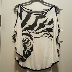 Creamy white & black flowy top!