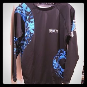 Long sleeve Raven rashguard medium.