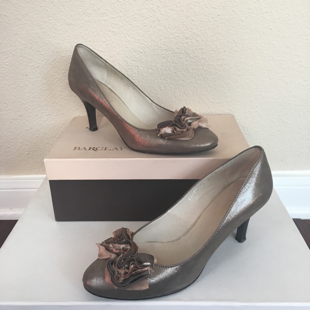 Barclay metallic grey leathers pumps in size 8