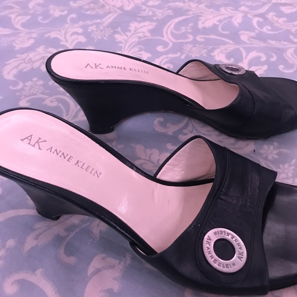 Anne Klein sandals. - Picture 2 of 4
