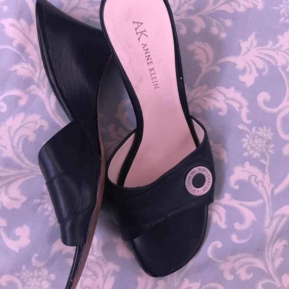 Anne Klein sandals. - Picture 4 of 4