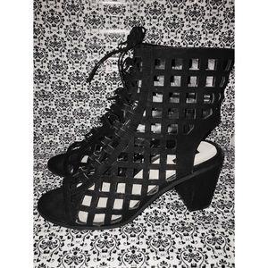 Black chunky heels 👠