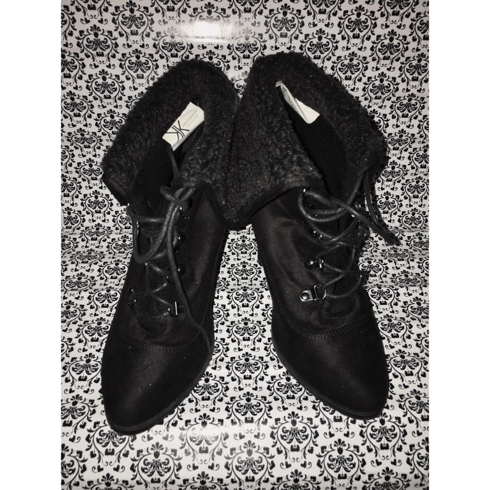 Kardashian’s black heels