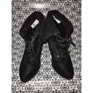 Kardashian’s black heels