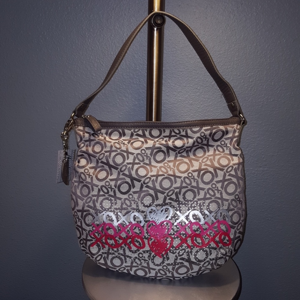 XOXO SPOTLIGHT HANDBAG HEART CHARM