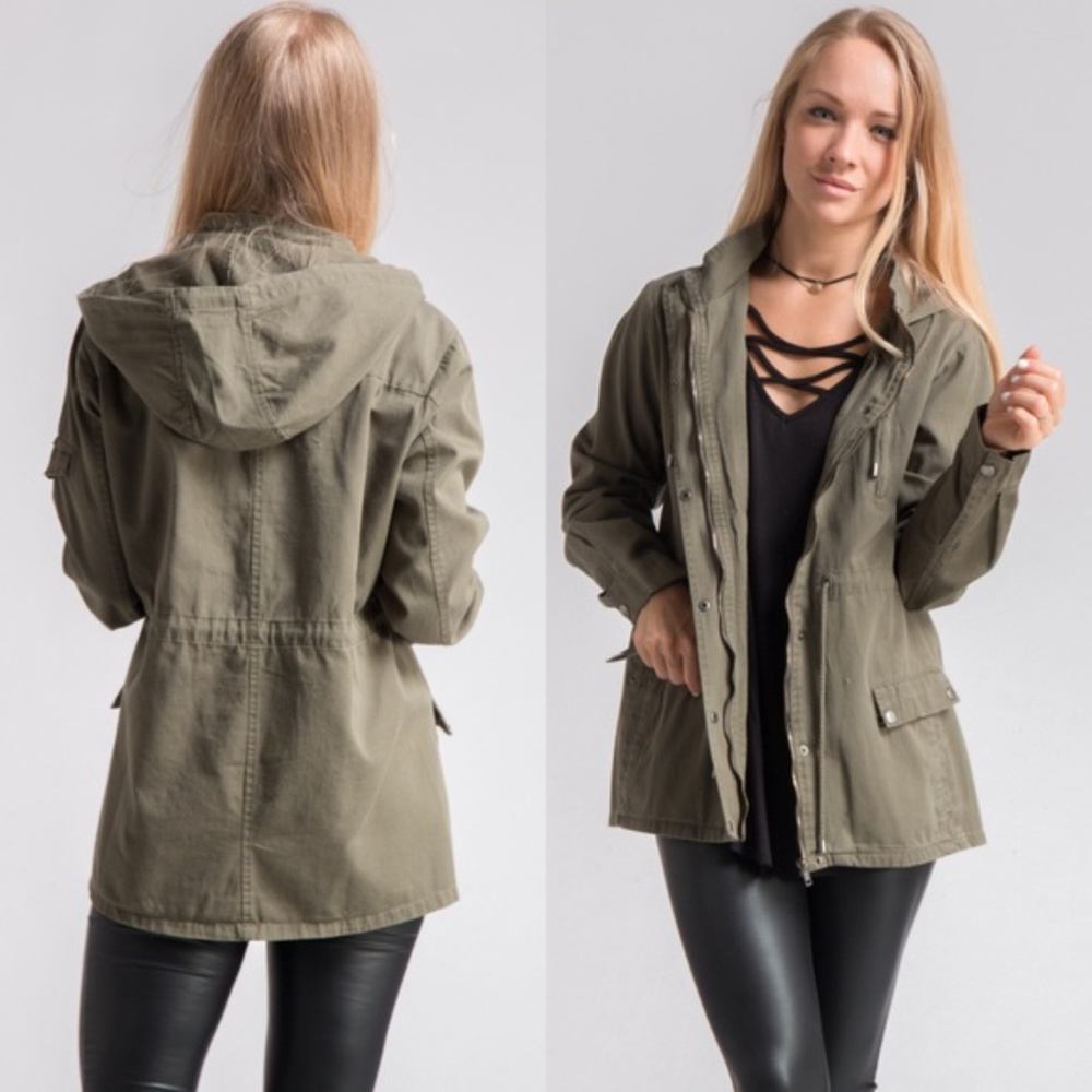 WAIST DRAWSTRING UTILITY JACKET WITH HOODIE.