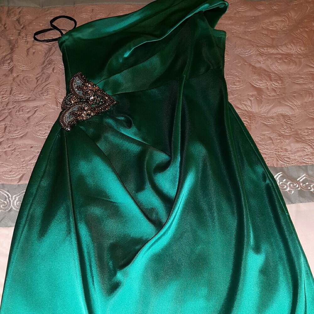 Gorgeous emerald green cocktail dress