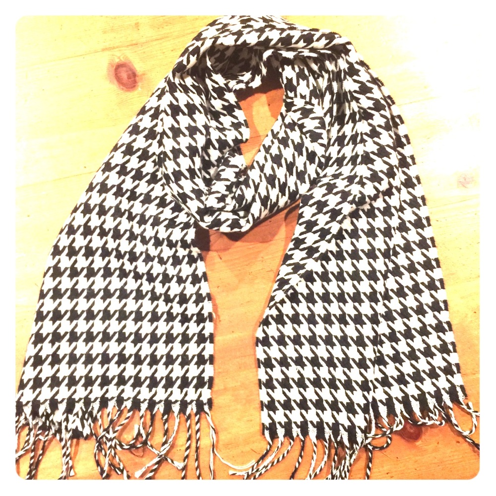 On Trend Houndstooth Scarf