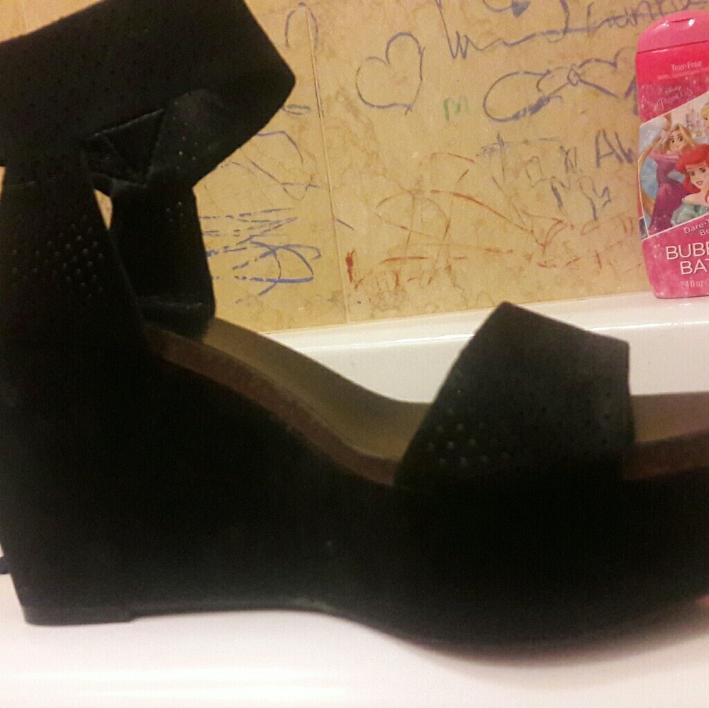 Black Vince,size 8 1/2 Camuto platform sandals..