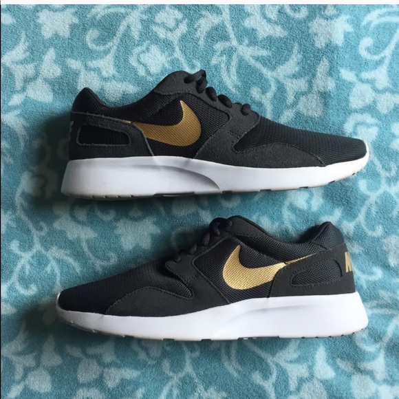 Nike Shoes - Nike Roshe 9.5