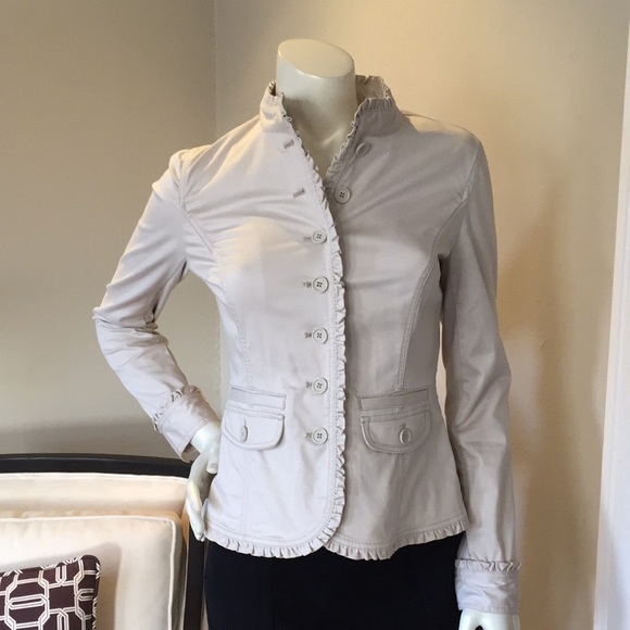 White House Black Market Jackets & Blazers - 🔥1-DAY ️SALE🔥Beautiful Coat w/ Ruffle Detail