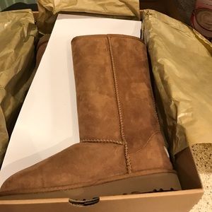 BNIB girls Ugg’s size 4