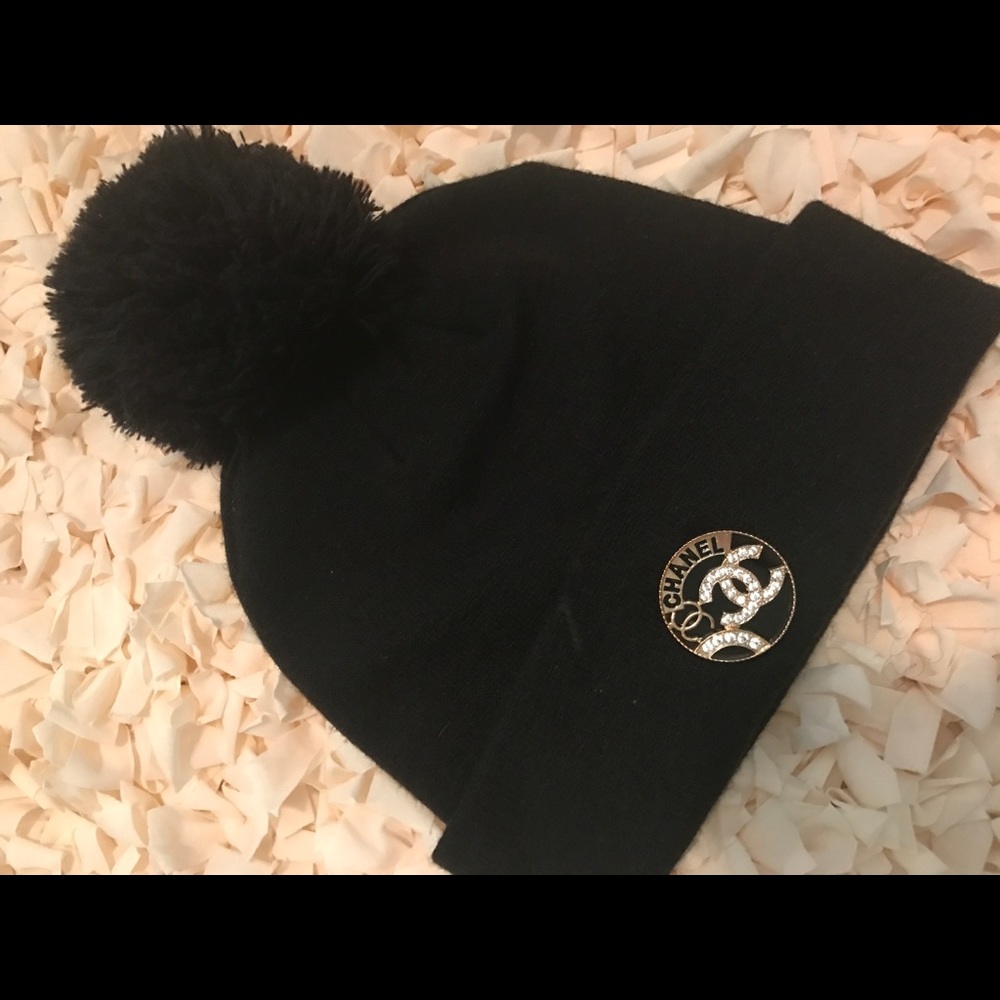 Beanie wit Chanel pin