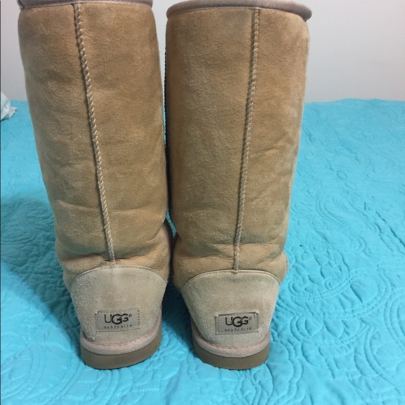 Women’s Tan Uggs - Picture 2 of 5