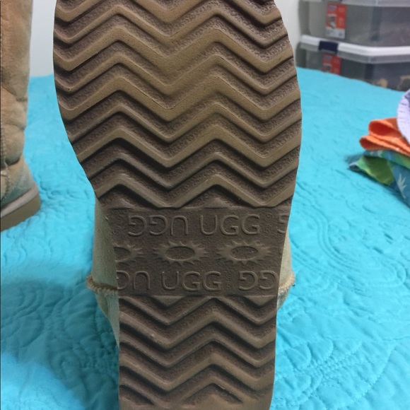 Women’s Tan Uggs - Picture 3 of 5