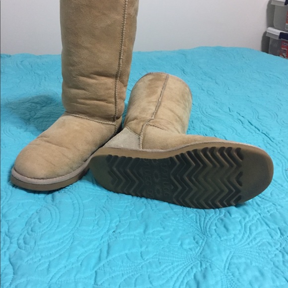 Women’s Tan Uggs - Picture 4 of 5