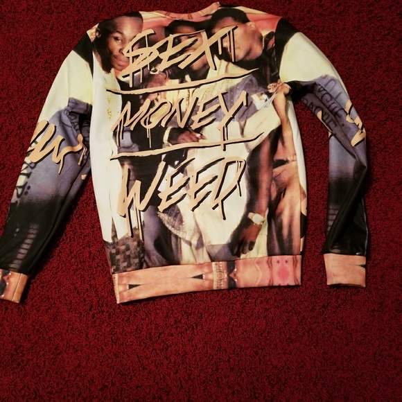 Paid an full sweat shirt size medium - Picture 2 of 2