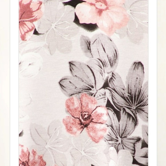 ππ₯β₯π₯FLORAL V-NECK - Picture 6 of 7