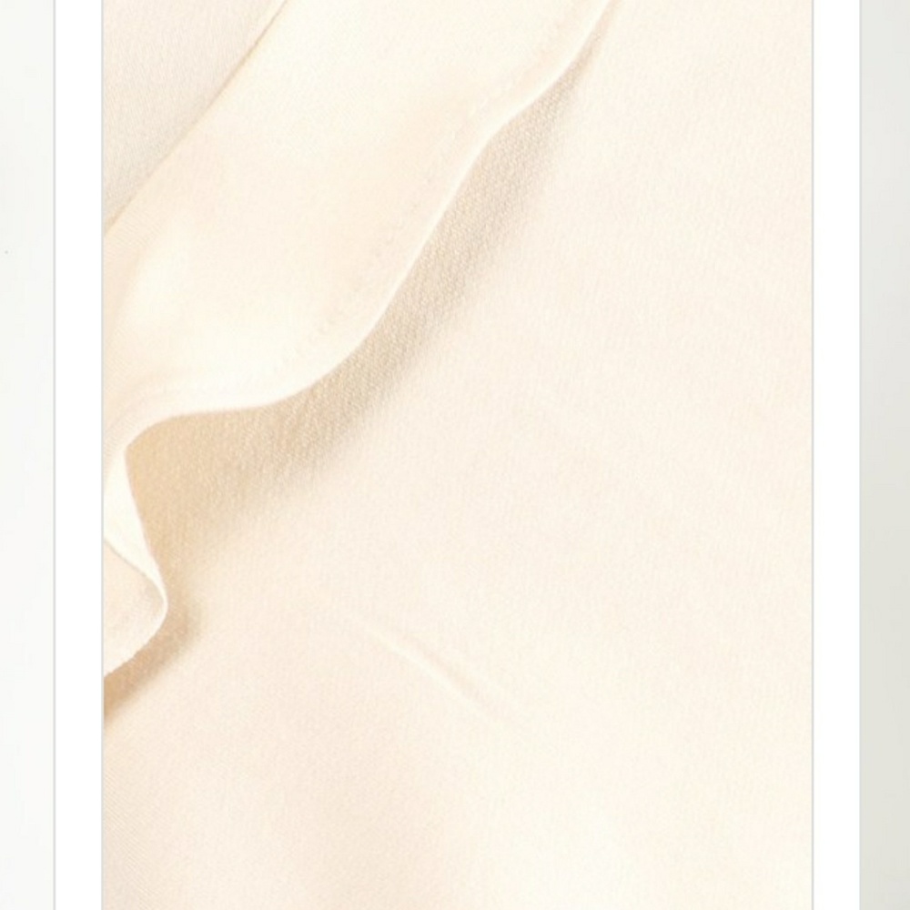 Only 1 small left ♥ This blouse is GORGEOUS ❤ - Picture 2 of 7