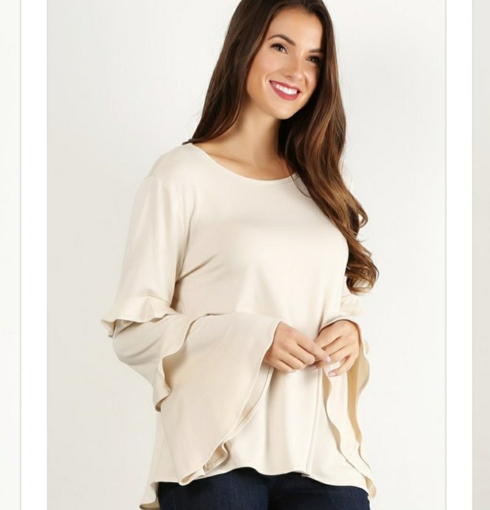 Only 1 small left ♥ This blouse is GORGEOUS ❤ - Picture 4 of 7