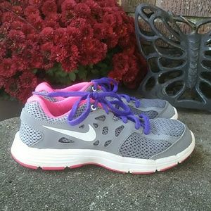 NIKE GIRLS SHOES ♡ EXCELLENT CONDITION ♡