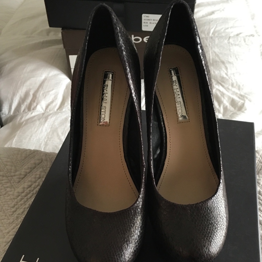 H Halston wedge size 6