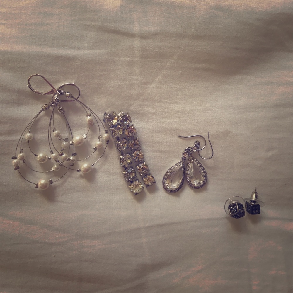 Bundle of 4 earrings