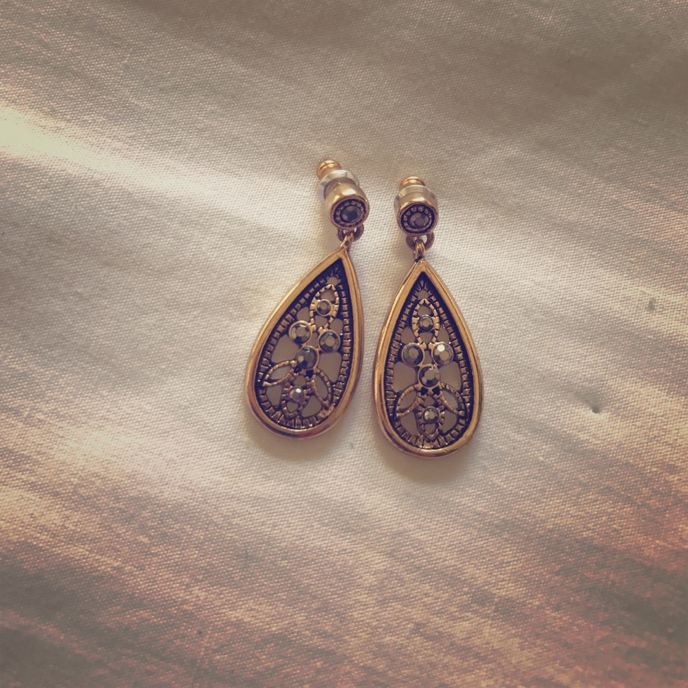 Beautiful gold & Austrian crystal dangle earrings