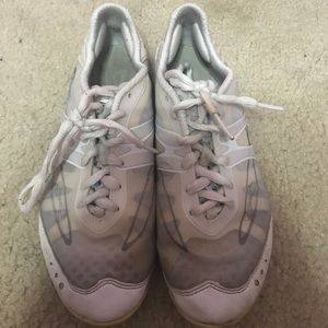 Cheerleading shoes