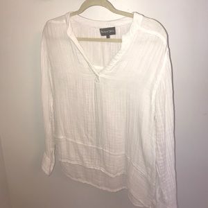 Lightly worn Michael Stars white linen top. Size S