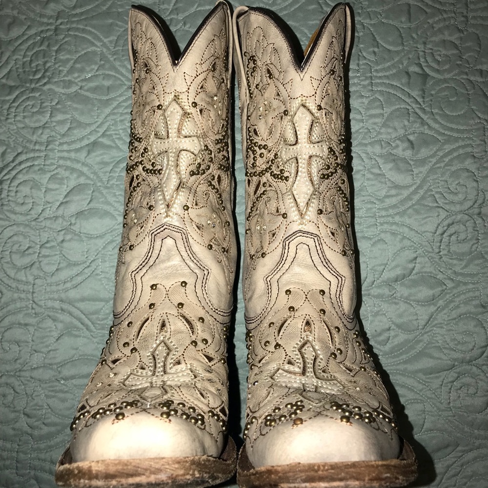 Buckle boots