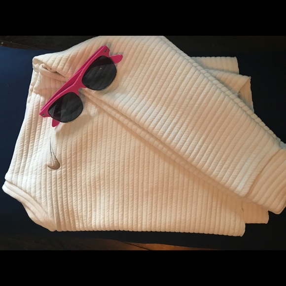 NIKE CROP TOP 🙌🏻💕 - Picture 2 of 2