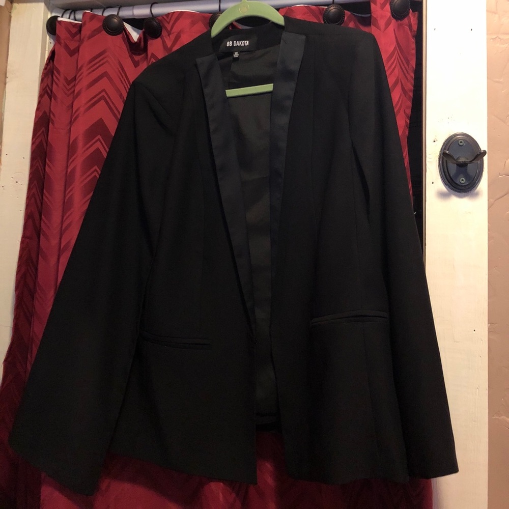 BB Dakota 1X Black tuxedo CAPE jacket