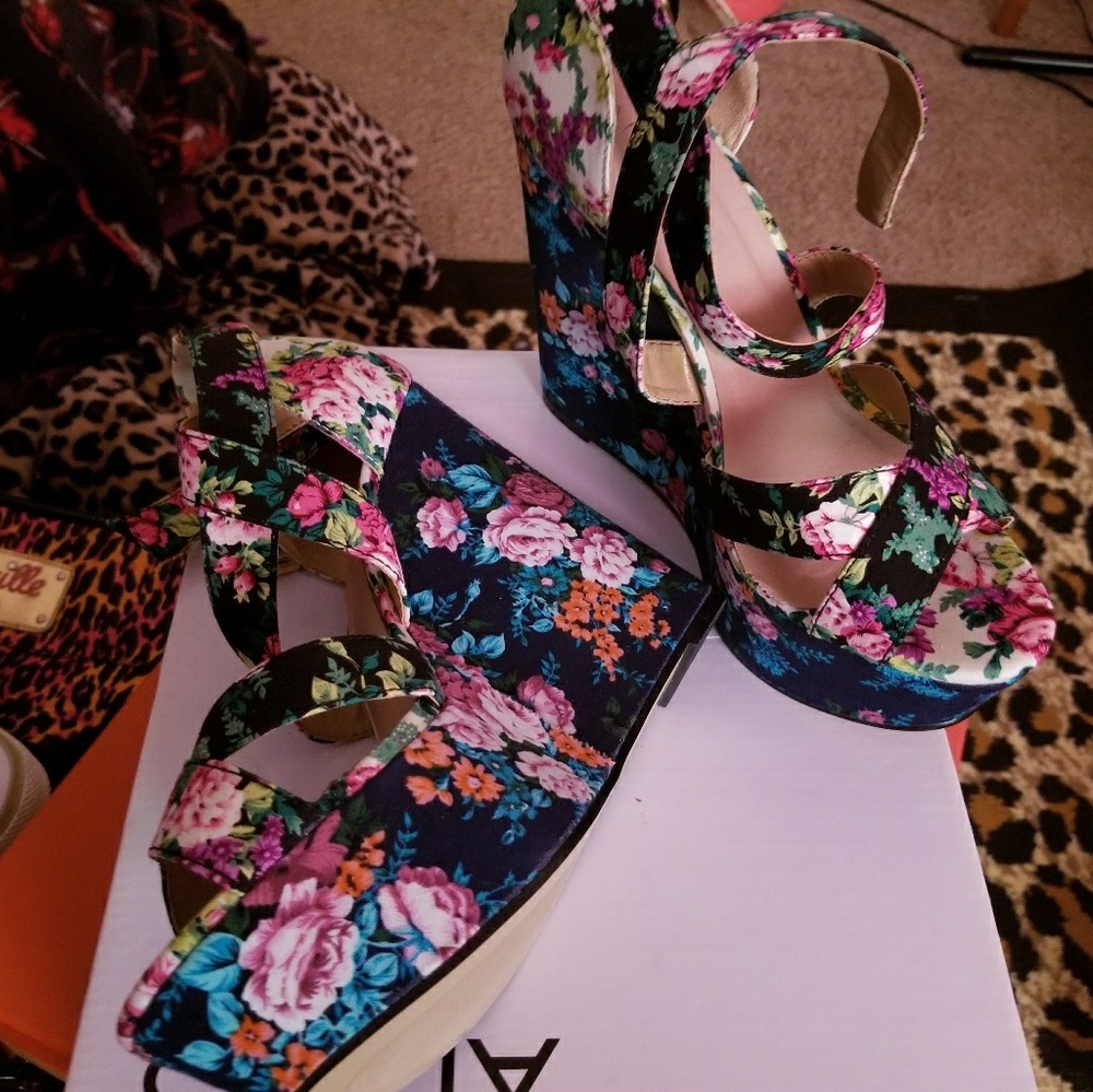 Aldo floral wedges