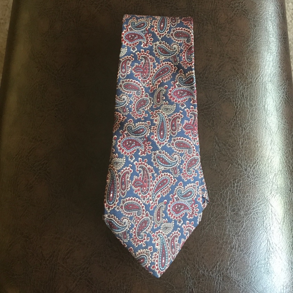 417 Van Heusen silk tie