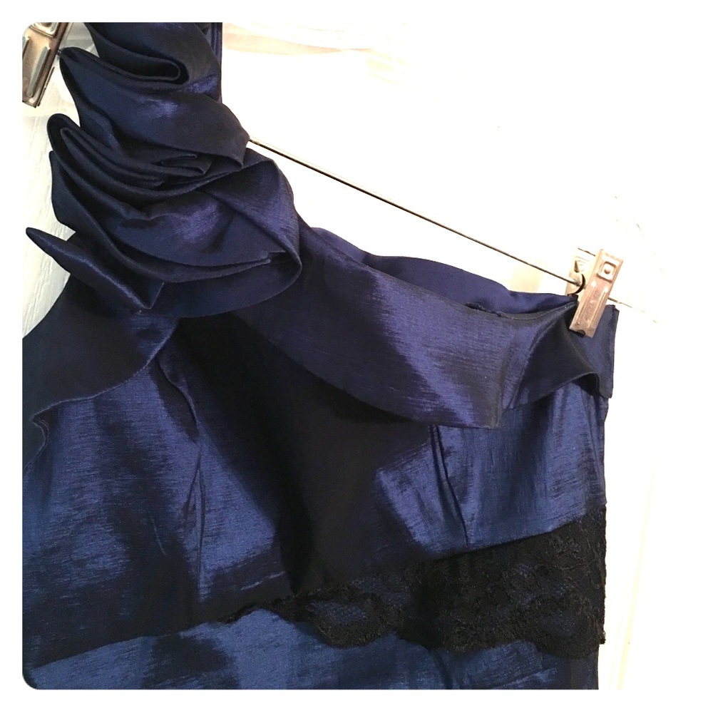 PERFECT PARTY DRESS with lace accent!