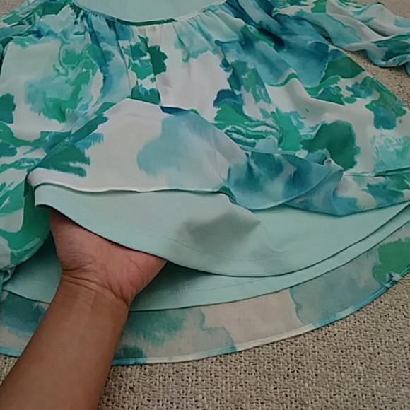 ❤HP❤ EUC Cold Shoulder Flowy Blouse 🐚 - Picture 2 of 4