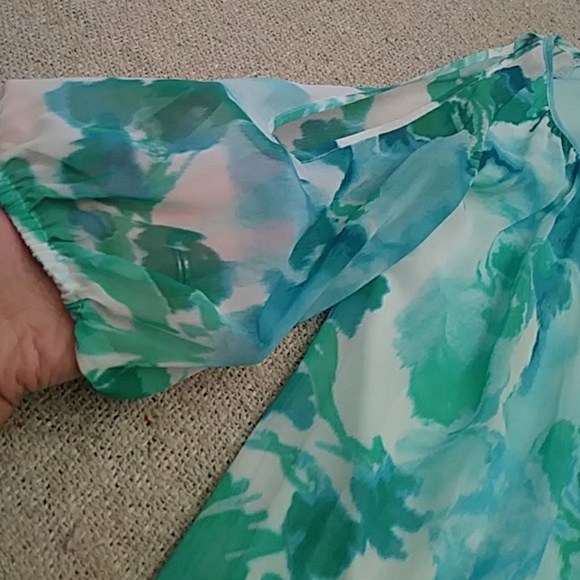 ❤HP❤ EUC Cold Shoulder Flowy Blouse 🐚 - Picture 3 of 4