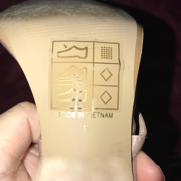 Size 6 pink flower pumps - Picture 3 of 4