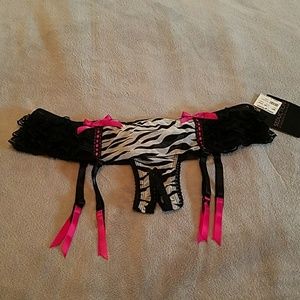 🔥NWT🔥 Garter Belt in Zebra with Hibiscus print