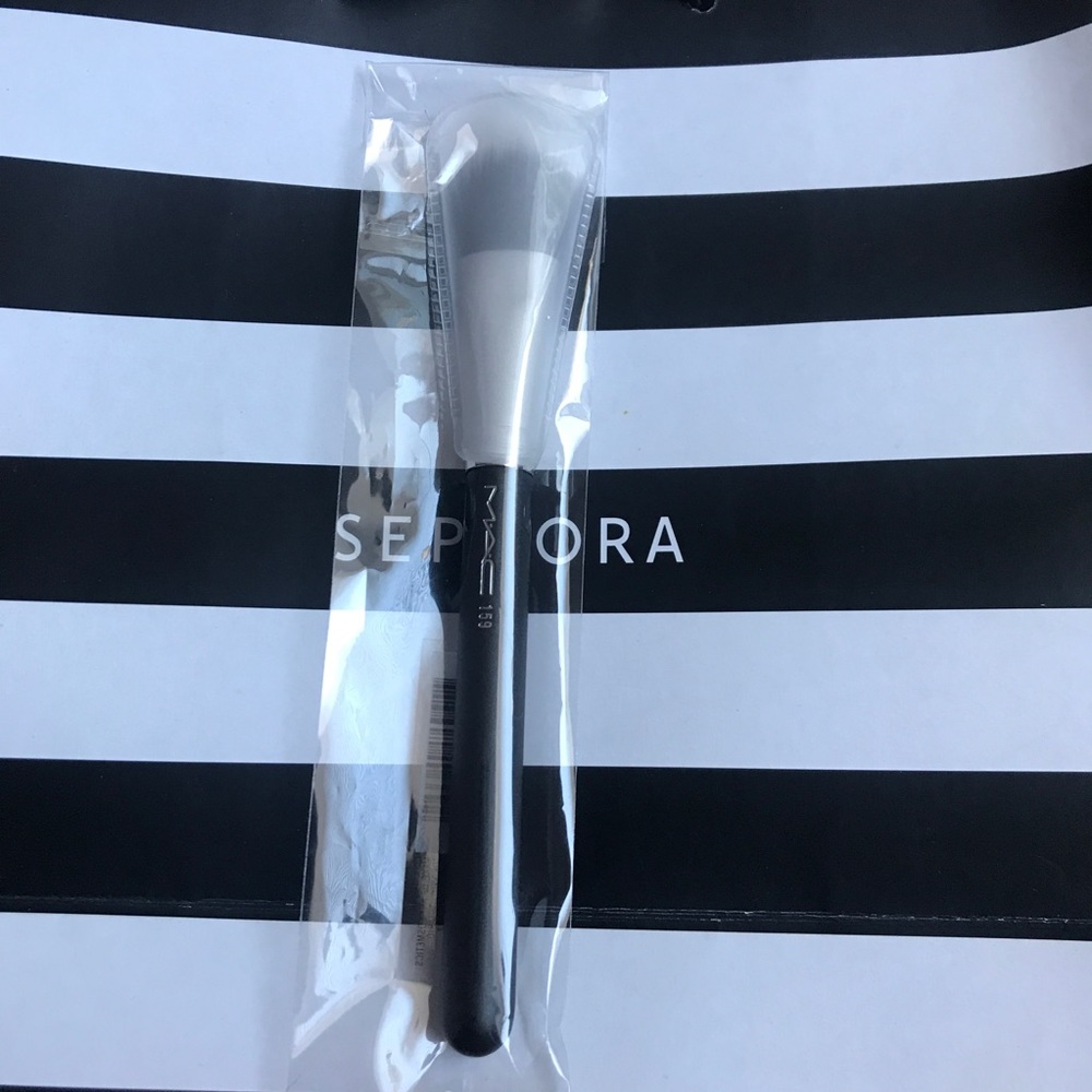 MAC 159 Blush or Foundation Brush