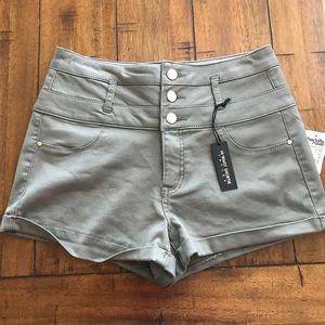 NWT beautiful refugee short size 6